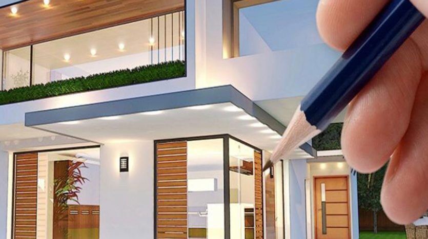 Une main tenant un crayon sur des plans architecturaux à Damac Hills, avec une superposition d'une maison moderne à deux étages dotée de grandes fenêtres en verre et d'un éclairage extérieur.