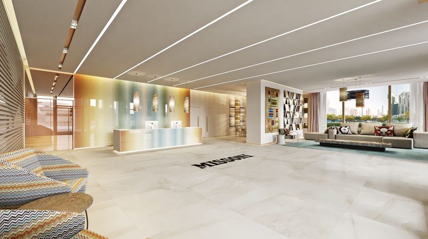 Intérieur du hall moderne avec un bureau de réception, un coin salon coloré signé Missoni et de grandes fenêtres offrant une vue sur une oasis urbaine, éclairée par un éclairage zénithal naturel et élégant.