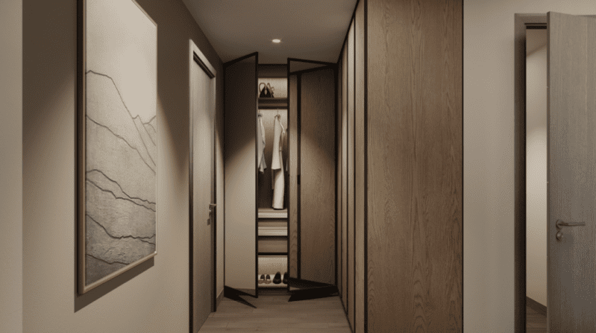Couloir dans une maison moderne avec parquet et murs en bois, comprenant un placard ouvert avec des vêtements et des chaussures, et des œuvres d'art abstraites au mur. Un éclairage ambiant tamisé ajoute une atmosphère chaleureuse à l'al tical