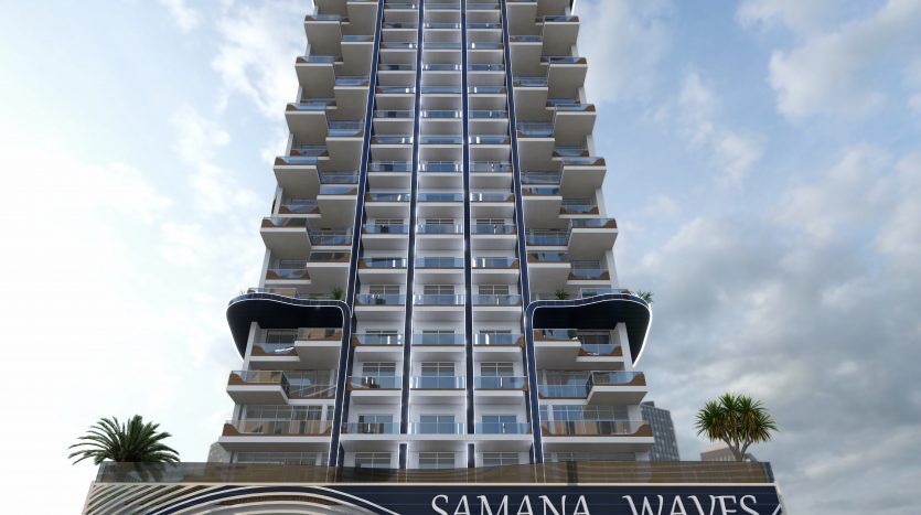 Immeuble d'appartements moderne avec un motif ondulé distinctif sur la façade, nommé "Samana Waves Dubai", sous un ciel partiellement nuageux.