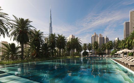 Ein luxuriöser Außenpool, umgeben von Palmen, mit Liegestühlen an der Seite, mit Blick auf die Dächer der modernen Stadt mit großen Wolkenkratzern unter einem klaren blauen Himmel in Dubai.