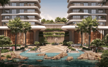 La façade d'un hôtel de luxe comprend deux bâtiments modernes de plusieurs étages aux lignes courbes et aux grandes fenêtres. Une cour centrale au design géométrique mène à une piscine sereine accentuée par des éléments rocheux et un aménagement paysager luxuriant de Verdes, comprenant de grands palmiers et d'autres espaces verts.