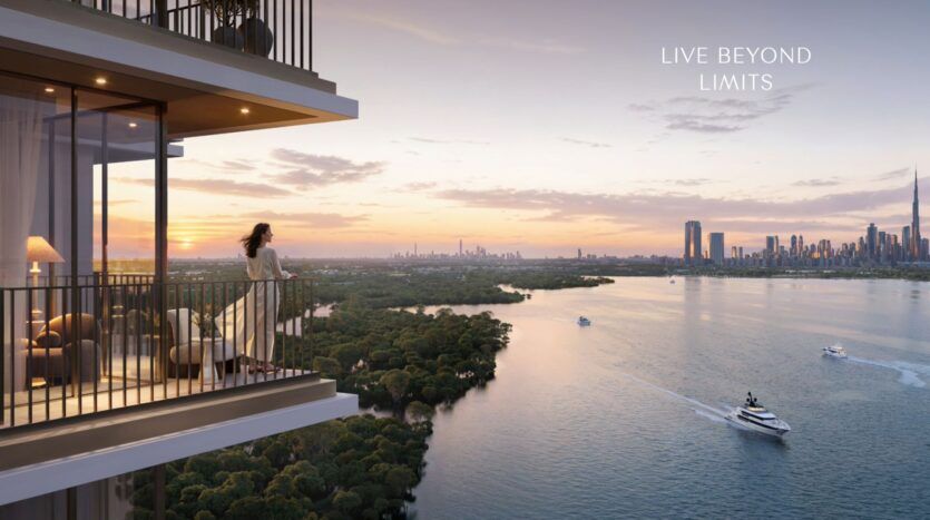 Une femme se tient sur un balcon surplombant la baie de Creek, avec des bateaux glissant le long de la rivière et l'horizon d'une ville au coucher du soleil. Le texte "LIVE BEYOND LIMITS" apparaît au-dessus de bâtiments modernes et d'une végétation luxuriante.