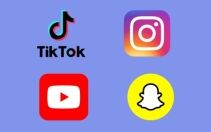 Quatre logos de réseaux sociaux sur fond bleu : TikTok (en haut à gauche), Instagram (en haut à droite), YouTube (en bas à gauche) et Snapchat (en bas à droite) — ces plateformes alimentent souvent la question « pourquoi les réseaux sociaux trompent-ils les gens sur l'immobilier à Dubaï », en ne montrant que le côté le plus glamour du marché immobilier de Dubaï.