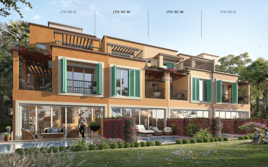 Logement mitoyen moderne à Damas Hills 3 avec un jardin central et une piscine communs, dotés de balcons ornés de plantes et de murs de couleur terre cuite. Un homme marche avec un chien-guide,