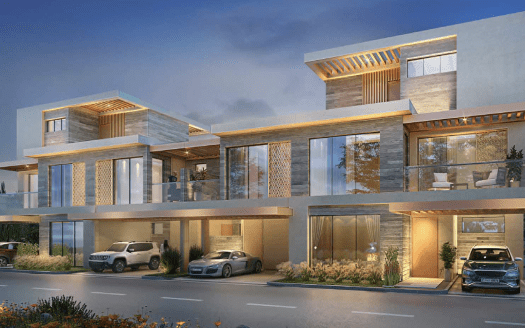 Villa moderne de deux étages à Dubaï avec balcons en verre, intérieurs éclairés, voitures garées et piétons passant au crépuscule.