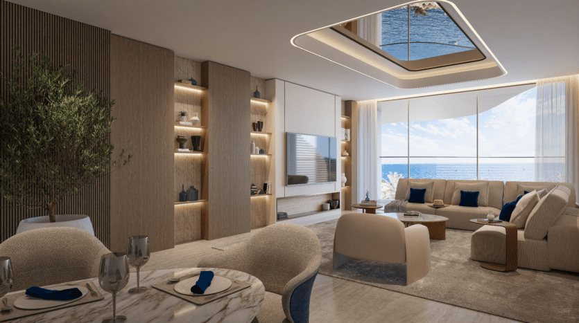 Un salon moderne avec une grande fenêtre offrant une vue sur l'océan rappelant Palm Jumeirah. L'espace comprend des canapés beiges, un mur en bois avec des étagères intégrées, une table à manger avec des serviettes bleues et une lucarne reflétant le ciel. Un arbre Vitalia ajoute de la verdure.