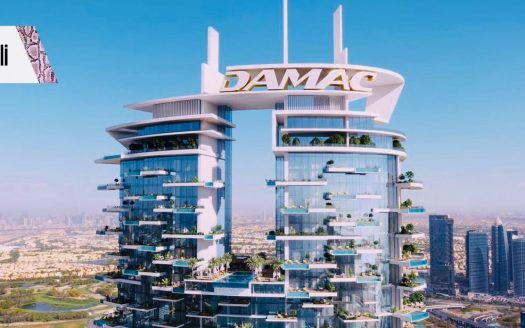 Vue aérienne de la tour moderne Roberto Cavalli à Dubaï, un immeuble de grande hauteur avec des façades en verre et des niveaux architecturaux uniques, situé sur les toits de la ville sous un ciel bleu clair.