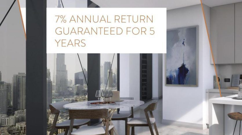 Intérieur d'appartement moderne à Marquise Square Dubaï, avec un coin repas présentant une élégante table dressée pour deux, de grandes fenêtres avec vue sur le paysage urbain et un texte promotionnel superposé sur un retour financier.
