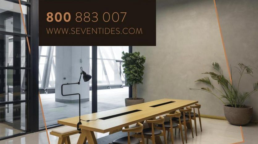 Salle de réunion de bureau moderne à Marquise Square, Dubaï avec une longue table en bois, des chaises noires, des plantes décoratives et des luminaires élégants. Une bannière promotionnelle avec les coordonnées est suspendue au-dessus.