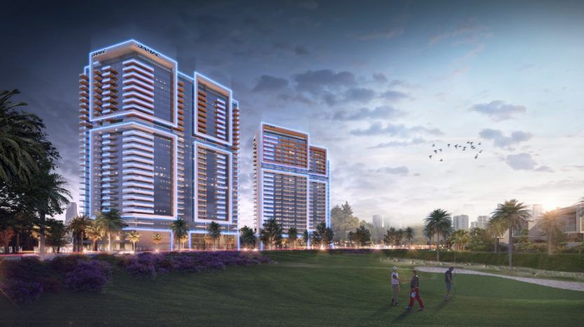 Des immeubles de grande hauteur modernes illuminés au crépuscule à Dubaï, avec une verdure luxuriante, des fleurs violettes vibrantes et un couple marchant dans un parc, sous un ciel avec des oiseaux qui volent.
