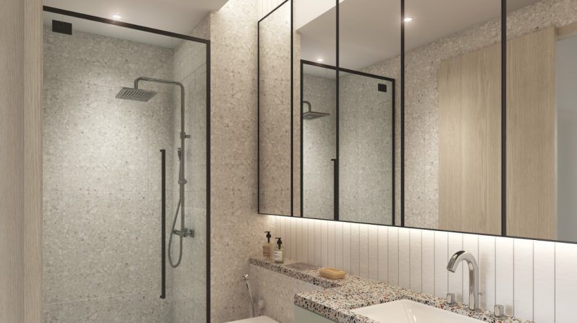 Salle de bain moderne comprenant un grand miroir, un comptoir en terrazzo, deux lavabos et une spacieuse douche à l'italienne avec portes vitrées. L'éclairage doux et les accents de bois de cette villa de Dubaï créent une ambiance chaleureuse.