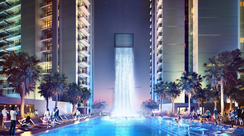 Une soirée animée au bord de la piscine d'un hôtel de luxe flanquée d'immeubles de grande hauteur, avec une grande fontaine d'eau, avec des gens socialisant et se prélassant sous des palmiers illuminés à Dubaï.