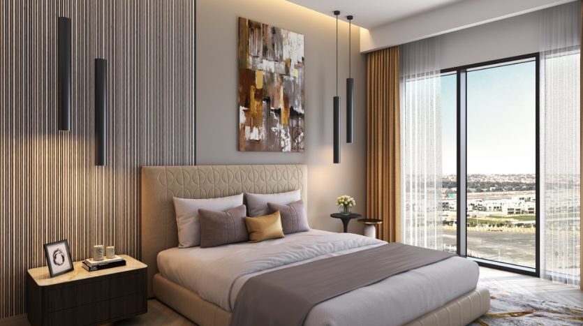 Une chambre moderne comprenant un grand lit avec une literie grise et marron, une élégante table de chevet en bois, des œuvres d'art murales abstraites et une vue panoramique sur Dubaï à travers des baies vitrées.
