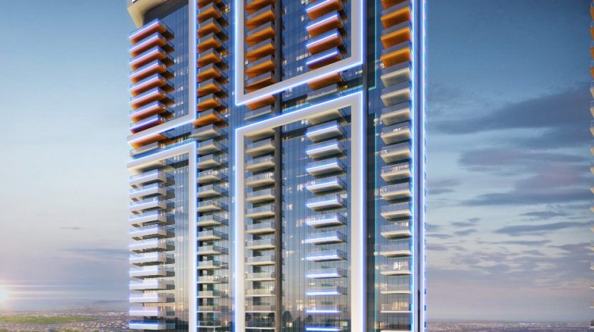 Un gratte-ciel moderne à Dubaï illuminé au crépuscule par un éclairage bleu vif et orange chaud, situé au milieu d'un environnement paysager avec des gens se promenant au premier plan.