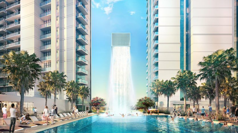 Une oasis urbaine dotée d'une grande piscine bordée de palmiers, nichée entre des immeubles de grande hauteur avec une haute cascade artificielle tombant en cascade d'un gratte-ciel. Les gens se détendent et nagent dans ce cadre ensoleillé et luxueux