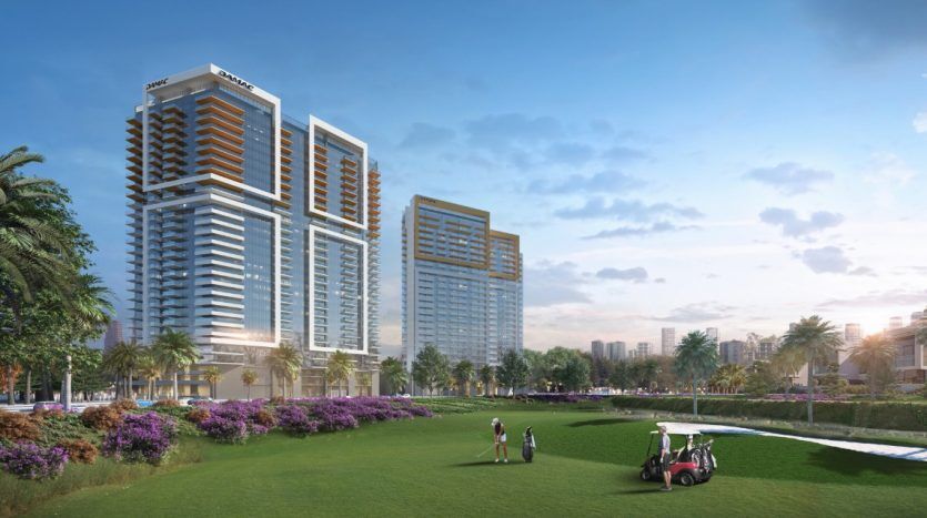Un rendu artistique d'un complexe résidentiel moderne à Dubaï comprenant trois grands bâtiments au ciel ensoleillé, entourés d'une verdure luxuriante et d'un petit parcours de golf avec des gens et une voiturette de golf.