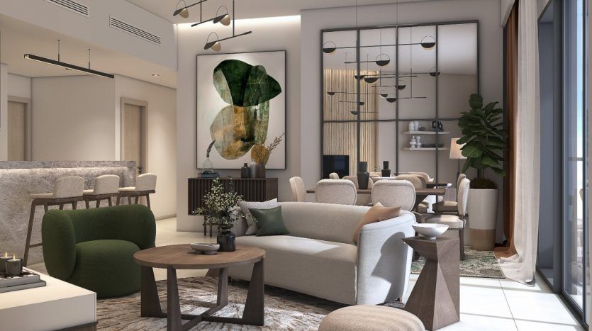 Intérieur de salon moderne comprenant un canapé sectionnel, une table basse en bois et des chaises élégantes. Des suspensions et un grand tableau abstrait rehaussent le décor sophistiqué de cette villa à Dubaï. Beaucoup de lumière naturelle provenant d'un