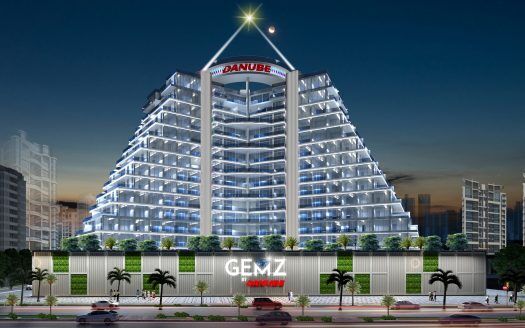 Rendu numérique d'une villa moderne de grande hauteur à Dubaï avec des fenêtres éclairées au crépuscule, avec une signalisation bien visible pour "danube" et "gemz by danube". Verdure luxuriante et scène de rue animée