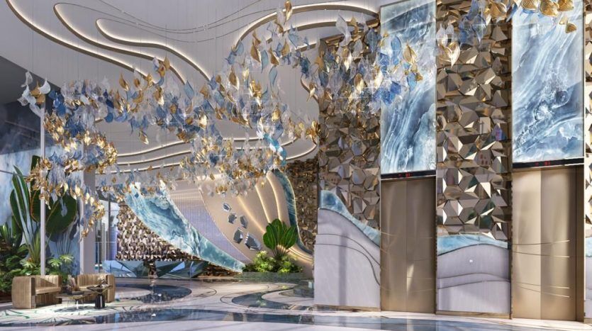 Un hall d'hôtel luxueux doté de hauts plafonds avec des luminaires dorés abstraits, des panneaux de verre bleu en cascade et une décoration ornée de sièges confortables et de plantes vertes luxuriantes dans une prestigieuse villa de Dubaï.