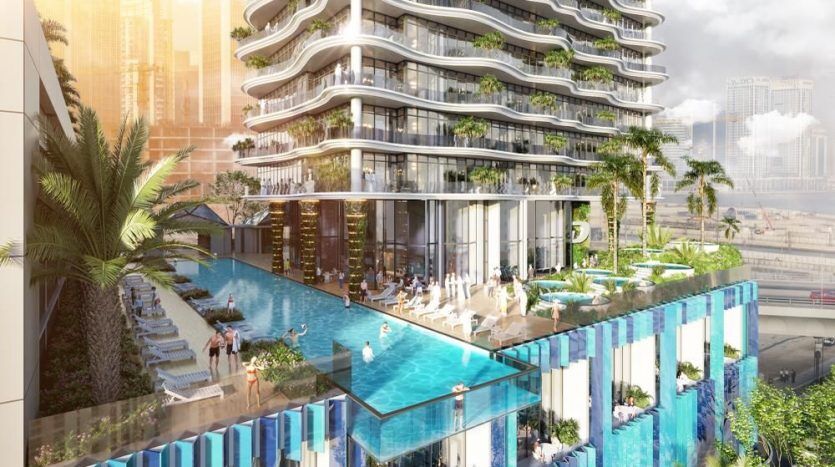 Immeuble de grande hauteur de luxe moderne à Dubaï avec une architecture à plusieurs niveaux, doté d'une piscine sur le toit, d'une végétation luxuriante et d'un coin salon extérieur animé, dans un contexte urbain.