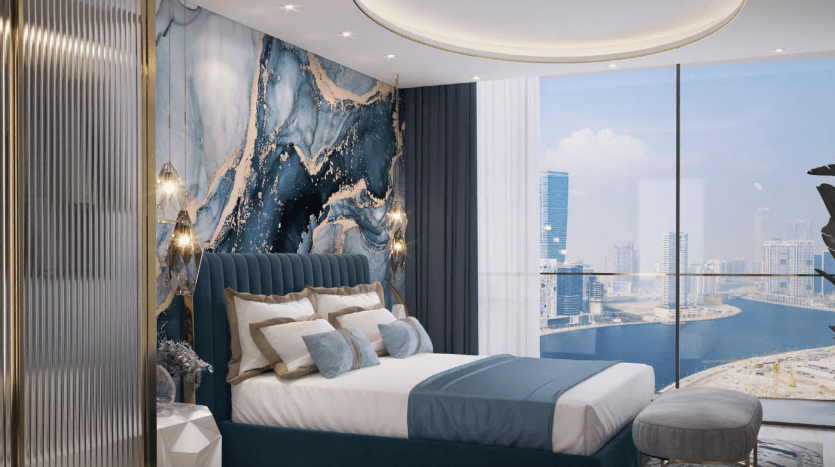 Chambre luxueuse dans une villa de Dubaï avec un lit moelleux bleu sarcelle, d'élégantes œuvres d'art bleues et dorées sur les murs et des baies vitrées offrant une vue panoramique sur le paysage urbain côtier.