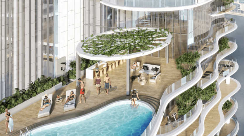Immeuble luxueux de grande hauteur comprenant plusieurs piscines sur des terrasses en cascade, entouré d'une verdure luxuriante et des personnes bénéficiant des commodités d'un appartement haut de gamme à Dubaï.