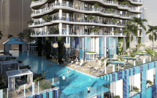 Vue luxueuse au bord de la piscine dans un immeuble moderne de grande hauteur avec plusieurs niveaux de baignade, entouré d'une verdure luxuriante et surplombant une rivière de la ville de Dubaï.