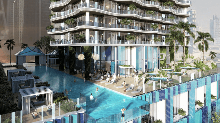 Vue luxueuse au bord de la piscine dans un immeuble moderne de grande hauteur avec plusieurs niveaux de baignade, entouré d'une verdure luxuriante et surplombant une rivière de la ville de Dubaï.