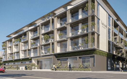 Bâtiment moderne de plusieurs étages avec une vaste verdure sur les balcons, avec des piétons et une voiture rouge dans la rue dans un cadre urbain ensoleillé, idéal pour investir à Dubaï.