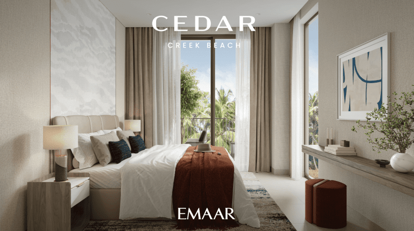 Chambre luxueuse au design moderne comprenant un lit moelleux, d'élégantes tables de chevet avec lampes et de grandes fenêtres mettant en valeur la verdure luxuriante à l'extérieur. Texte "cedar creek beach emaar immobilier dubai