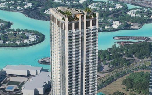 Vue aérienne d'un grand gratte-ciel avec une verdure luxuriante sur le toit, entouré d'un réseau de plans d'eau turquoise et d'un feuillage dense dans un cadre urbain à Dubaï.