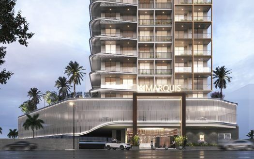 Rendu numérique d'un bâtiment moderne à plusieurs étages au crépuscule à Dubaï, avec des intérieurs éclairés, des palmiers et des voitures qui passent dans la rue. La façade comporte une enseigne « marquis ».