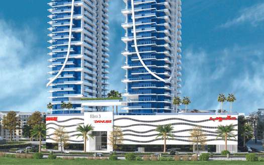 Un immeuble résidentiel moderne de grande hauteur avec des balcons blancs incurvés compensés par du verre bleu sous un ciel clair, entouré d'un aménagement paysager vert et doté d'une *agence immobilière Dubaï* à la base