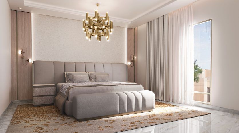 Chambre élégante dans une villa de Dubaï comprenant un grand lit rembourré avec une literie assortie, un lustre élégant, une grande fenêtre avec des rideaux transparents et un tapis à motifs.