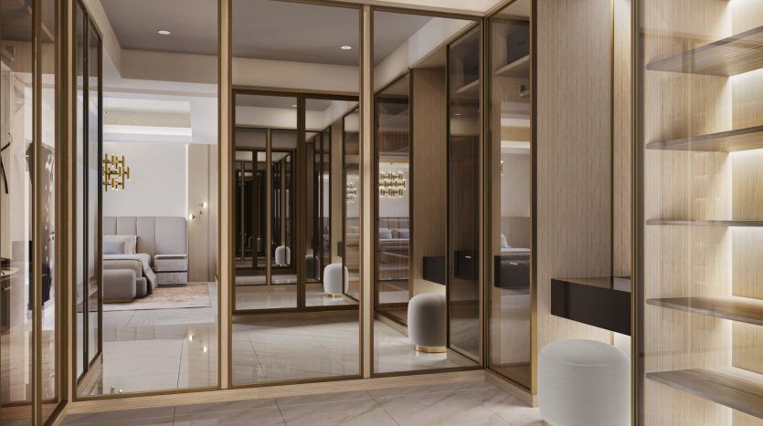 Intérieur moderne et luxueux comprenant une pièce spacieuse avec des sols en marbre, des murs en verre aux cadres dorés, des meubles blancs élégants et un éclairage élégant. Un aperçu d'une villa attenante ajoute de la profondeur et de la richesse à cette propriété de Dubaï