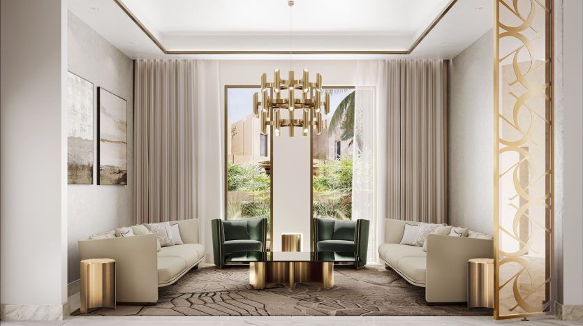 Intérieur de salon luxueux avec canapés beiges, lustre doré moderne, sols en marbre et grandes fenêtres donnant sur un jardin. Décor neutre élégant avec des draperies douces et des œuvres d'art contemporaines, parfait pour