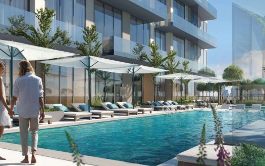 Deux personnes marchant au bord d’une piscine luxueuse entourée de chaises longues dans une villa moderne de Dubaï, avec des plantes luxuriantes et un ciel lumineux et ensoleillé.