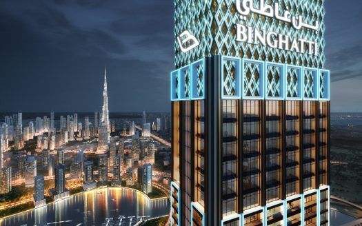 Un rendu numérique d'un gratte-ciel moderne la nuit, éclairé par des lumières bleues, affichant bien en évidence la marque « Binghatti », sur fond de toits de la ville mettant en vedette l'immobilier Dubaï et ses grands immeubles.