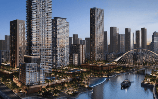 Un paysage urbain moderne au crépuscule avec des gratte-ciel imposants avec des fenêtres éclairées, un pont incurvé au-dessus d'une rivière et un bateau de l'immobilier Dubaï naviguant sur l'eau.