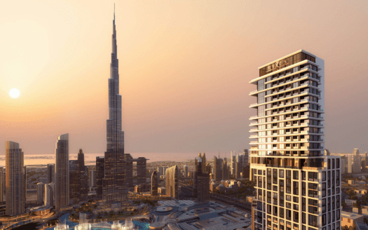 Vue du coucher de soleil sur l'horizon de Dubaï avec un grand gratte-ciel et des bâtiments modernes baignés de lumière dorée.