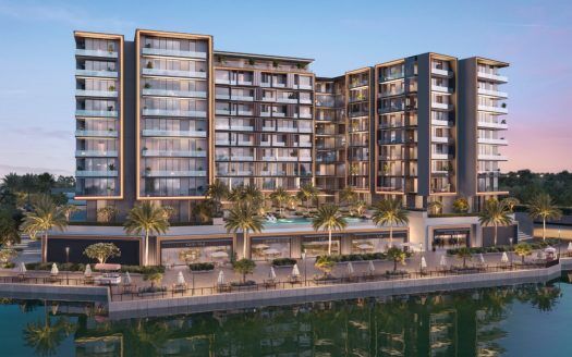 Villa moderne en bord de mer à Dubaï avec plusieurs balcons, éclairés par des lumières chaudes au crépuscule, se reflétant sur un plan d'eau calme avec des palmiers et un environnement luxuriant.