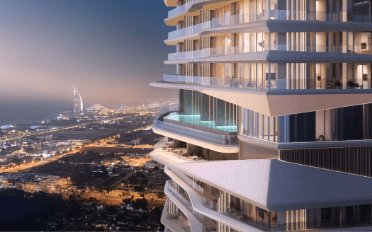 Un immeuble moderne de grande hauteur doté de balcons décalés uniques, certains dotés de piscines, surplombe un paysage urbain au crépuscule. Les lumières de la ville scintillent et une tour emblématique au bord de l'eau est visible au loin sous un ciel crépusculaire.