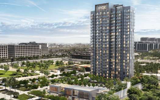 Un immeuble de grande hauteur labellisé « HYDE Residences » se dresse au milieu d'une verdure luxuriante et d'une architecture moderne. La zone environnante comprend des espaces verts, des arbres et des structures de faible hauteur, situés sous un ciel partiellement nuageux avec un paysage urbain tentaculaire et des bâtiments lointains en arrière-plan.