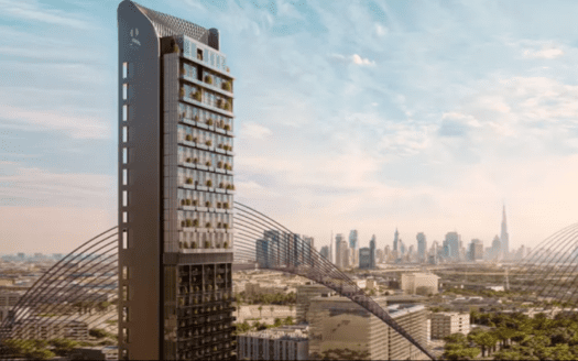 Image d'un grand bâtiment moderne de la série Autograph S avec un design vertical et ouvert unique, avec de la verdure sur plusieurs étages. Le gratte-ciel se détache sur les toits de la ville avec plusieurs immeubles de grande hauteur et un ciel nuageux en arrière-plan. Des silhouettes de ponts sont également visibles.