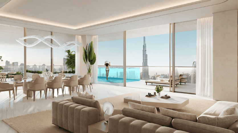 Un espace de vie luxueux et moderne au Fairmont Residences comprend un salon spacieux avec des canapés beiges et une grande table à manger. Les baies vitrées révèlent un balcon avec une piscine à débordement, surplombant un paysage urbain dominé par un grand gratte-ciel. Des plantes d'intérieur et des luminaires modernes ornent la pièce.