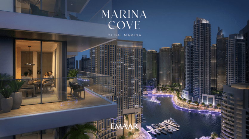 Un balcon moderne avec des gens en train de dîner surplombe la marina de Dubaï la nuit. L'horizon présente des immeubles de grande hauteur illuminés et des bateaux glissant gracieusement sur l'eau. Le texte sur l'image indique « Marina Cove, Dubai Marina, EMAAR ».