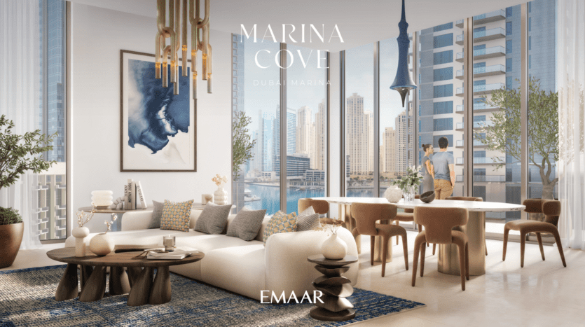 Salon moderne avec de grandes fenêtres donnant sur Marina Cove à Dubaï. Comprend un canapé d'angle blanc, des tables en bois et un coin repas avec des chaises marron. Des luminaires élégants et une décoration neutre créent une atmosphère sophistiquée.