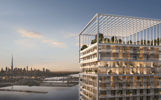 Au coucher du soleil, le gratte-ciel moderne Saria met en valeur ses balcons et ses toits végétalisés. L'horizon de la ville, accentué par un gratte-ciel au bord de l'eau, forme une toile de fond époustouflante.