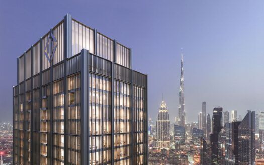 Un gratte-ciel moderne aux fenêtres illuminées se dresse fièrement sur les hauteurs du DIFC au crépuscule. En arrière-plan, d'autres grands bâtiments, dont une tour caractéristique en forme d'aiguille, se dessinent sous un ciel clair.